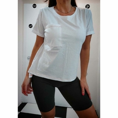 REMERA BASICA CON BOLSILLO Y PUÑO MARINERO
