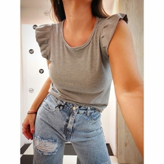 MUSCULOSA DE VISCOSA CON VOLADOS EN LOS HOMBROS - comprar online
