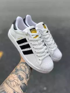 Adidas SuperStar - Branco e Preto na internet