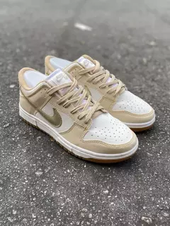 Nike SB Dunk Low - Dourado - comprar online