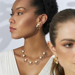 COLAR COM FLORES E PÉROLAS SHELL BANHADO A OURO - comprar online
