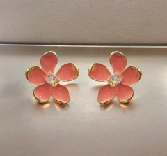 BRINCO DE FLOR RESINADA CORAL COM ZIRCÔNIA