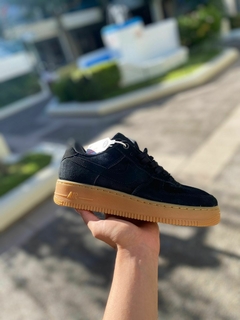Air Force 1 '07 LV8 Gamuza Negra suela marrón