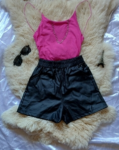 Outfit: body fucsia + short engomado