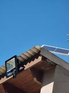 Reflector Led Con Panel Solar Incluido 100w Luz Fría Etheos en internet