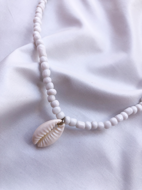 colar branco com pingente de concha