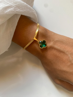 Pulseira Fita Dourada com Trevo Verde