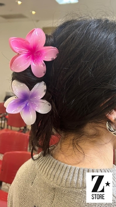 Broche Hawái blanco con violeta en internet