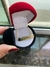 Pulseira infantil personalizada com nome em preto, menina na lateral
