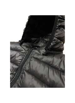 CAMPERA CON CAPUCHA DESMONTABLE NEGRO en internet