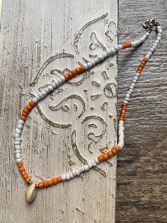 Collar naranja y blanco