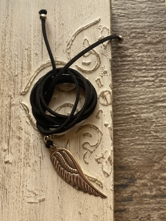 Collar gamuza ala