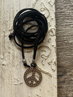 Collar gamuza paz