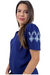 Modelo veste blusa feminina na cor azul de viscose com detalhes de flor na manga.
