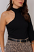 Modelo vestindo uma blusa preta de um ombro só com manga longa e flare, acompanhada de um cinto e calça estampada de animal print.