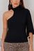 Modelo usando blusa preta de um ombro só, com manga longa flare.
