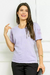 Modelo veste blusa feminina de viscose na cor Lilás com detalhes de flor nas mangas.