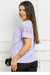 Modelo veste blusa feminina de viscose na cor Lilás com detalhes de flor nas mangas.
