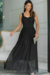 Modelo veste vestido feminino de tule longo preto.