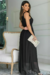 Modelo veste vestido feminino de tule longo preto.