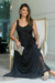 Modelo veste vestido feminino de tule longo preto.