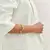 Bracelete curvo banhado a ouro na internet