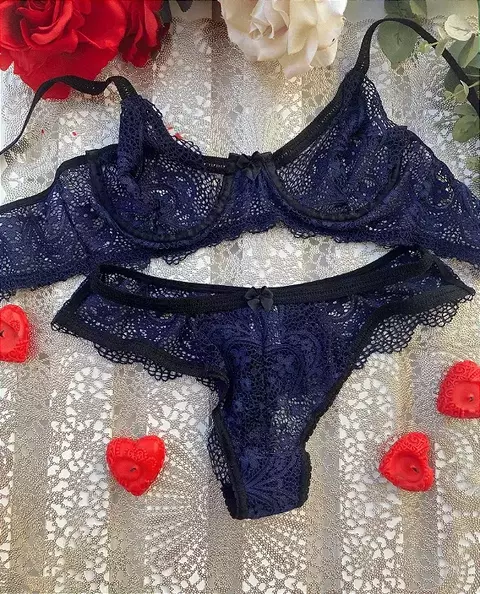 CONJUNTO SEM BOJO COM ARO, EM RENDA, ACOMPANHA CALCINHA EM RENDA QUE NÃO MARCA