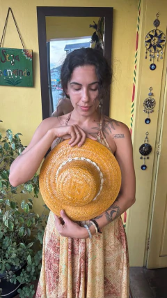 Chapéu de palha com conchas decorativas - comprar online