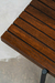 Mesas bajas rectangulares de madera acanalada con base epoxi metalizado para living de estilo industrial contemporáneo