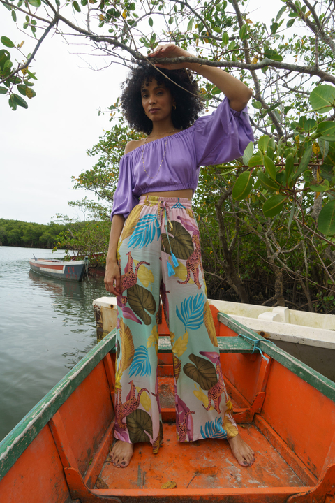 Calça Pantalona Onça Entre Folhagens