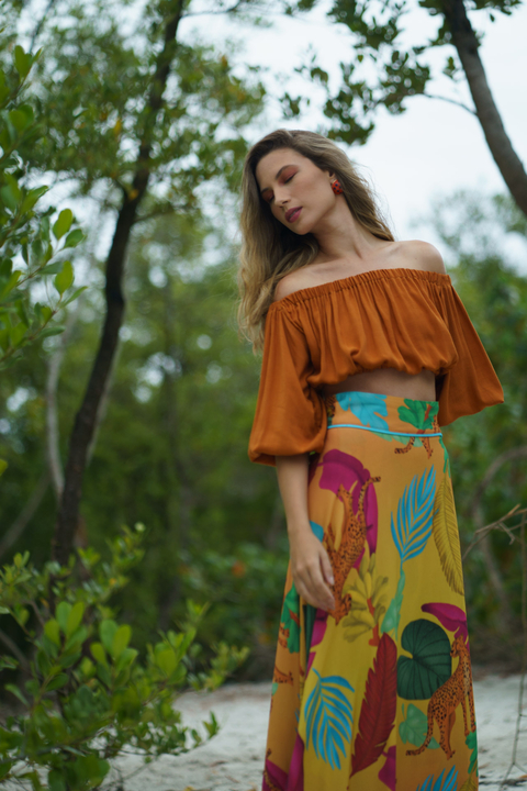 Saia Longa Transpassada Onça Entre Folhagens