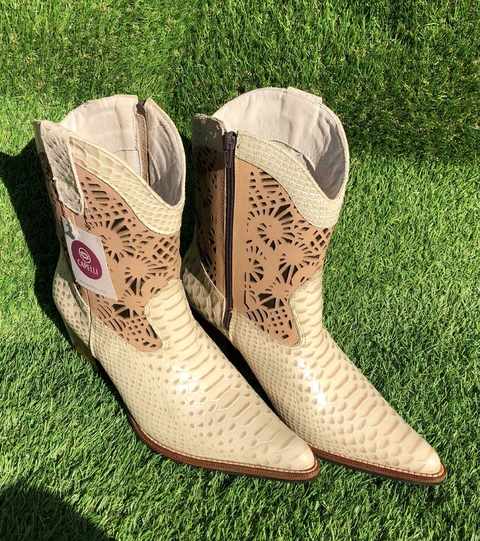 Bota Bico Fino Feminina Em Couro Nobre Com Laser Cor Marfim - Capelli