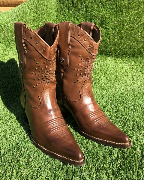 Bota bico fino Feminina Country Cano Curto Em Couro Nobre Cor Pinhão -Capelli