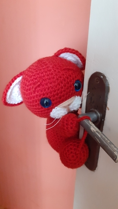 Gatinha Trava Porta - Amigurumi - Atelie Feito com Ternura