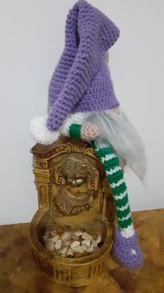 Gnomo Lilás Charmoso - Amigurumi - Atelie Feito com Ternura