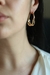 Brinco argola oval martelada com fecho folheado a ouro 18k