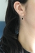 Brinco argolinha com pingente preto folheada a prata
