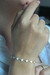 Pulseira trevos resinados branco - folheada a ouro 18k