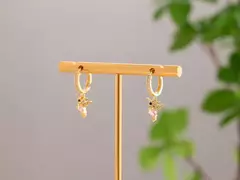 ARO BRONCE DORADO CON MICROPAVE FORMA COLIBRI