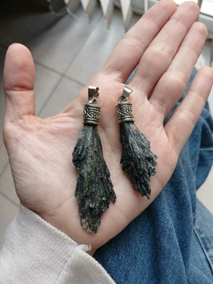 DIJE CIANITA NEGRA, ESCOBA DE BRUJA. - comprar online