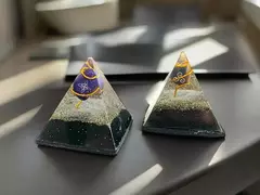 PIRAMIDE MEDIANA ORGONITE CON PIEDRA GRABADA