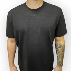 Camiseta Emporio Armani com Bordado em Volta da Gola - Preta na internet