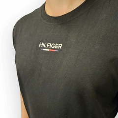 Camiseta Tommy Hilfiger com Bordado no Centro - Preta na internet