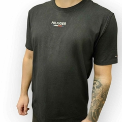 Camiseta Tommy Hilfiger com Bordado no Centro - Preta - comprar online