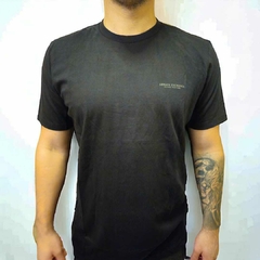 Camiseta Armani Exchange com a Logo Minimalista - Preta na internet