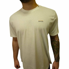 Camiseta Hugo Boss com o Logo Bordado - Branca na internet