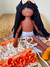 Boneca negra com mochila na internet