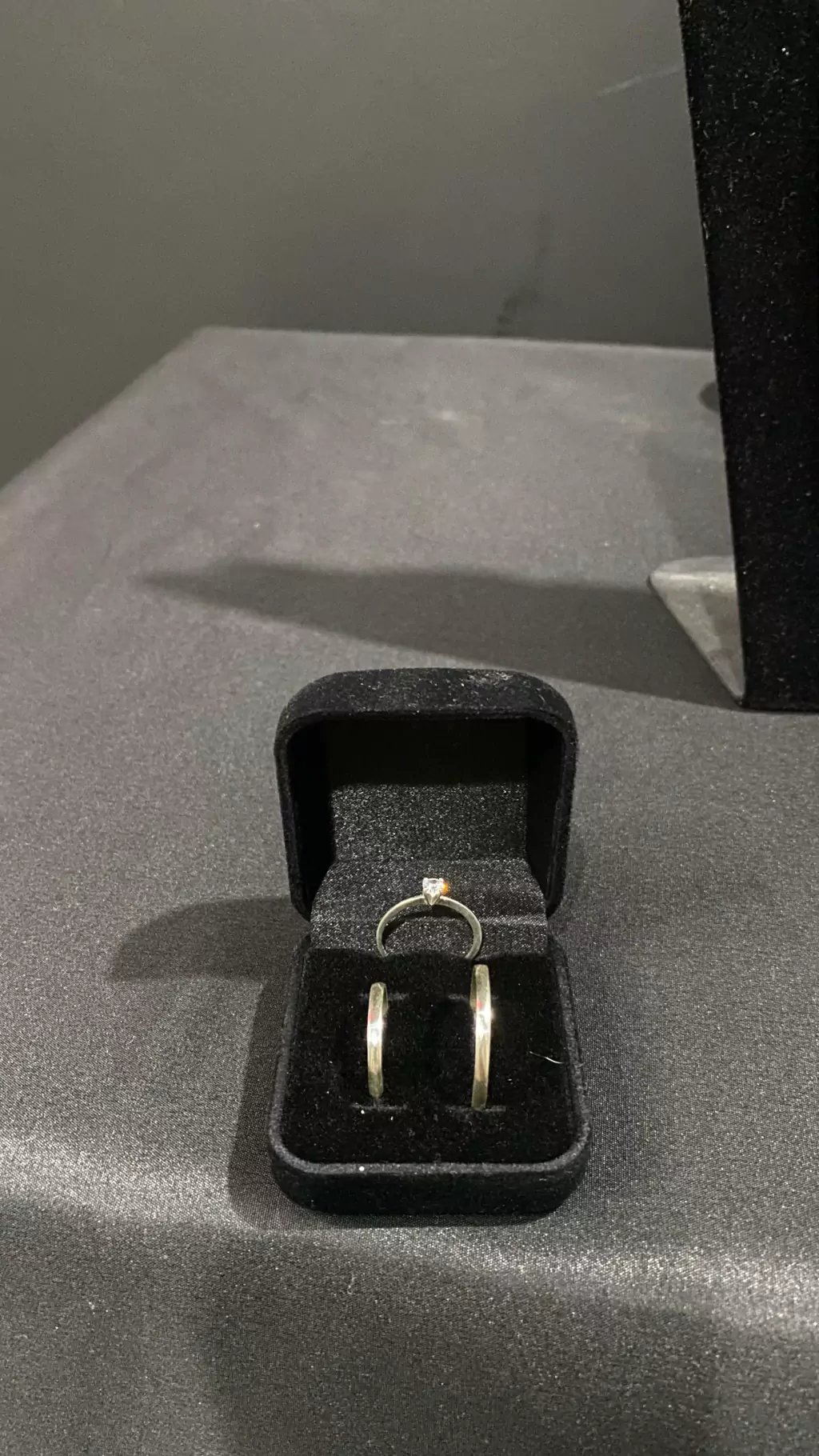 Aliança com solitária, 2mm