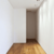 Interior de un espacio con paredes blancas y piso de madera, ideal para aplicaciones de yeso.
