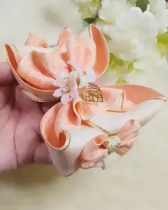 Conjunto de laços Mini Madame na cor pêssego, com detalhes em dourado e adornos de flores e strass. Infantil. Tamanho grande. Em presilha estilo bico de pato. Acessórios de cabelo infantil artesanal. Ateliê Mabelly Angels Celebre.

